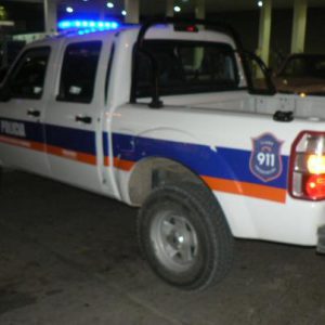 Movil policial en persecución nocturna