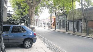 auto-estacionado-vereda